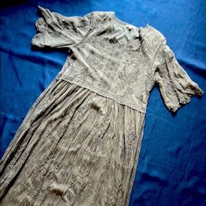 NWOT Tea n Rose Light Gray Billowy Midi Dress Size S / M